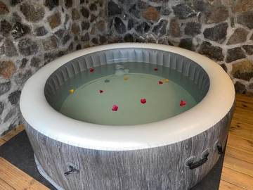 Gîte pour 2 personnes, avec jardin et jacuzzi dans Le Quatorzieme