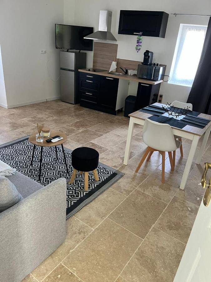 Gîte pour 3 personnes, avec terrasse à Vénéjan - 3