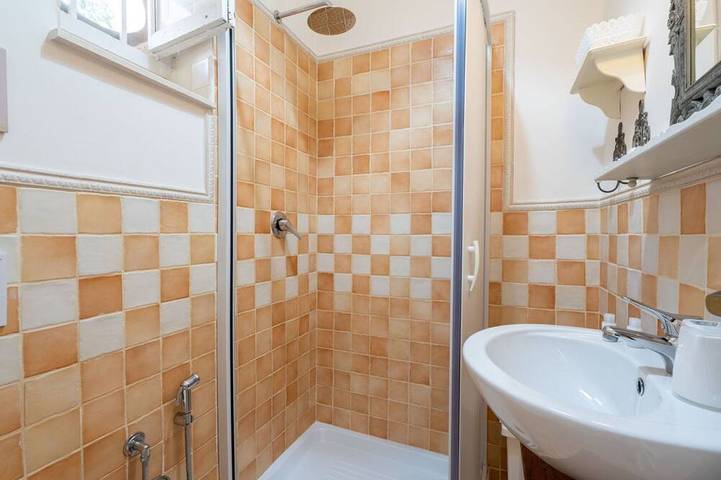 Ganze Wohnung, Guesthost - Lovely apartment that hosts up to 2 people, located in an old farmhouse dating back to the 19th century, furnished with taste and meticulous recovery of the original materials. The accommodation is located in Cozzana, a quiet and verdant dist in San Bartolomeo (Bari), Monopoli