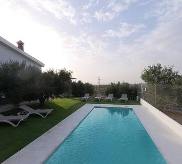 Chalet para 12 personas, con piscina además de jacuzzi y jardín en Comarca Metropolitana de Jaén