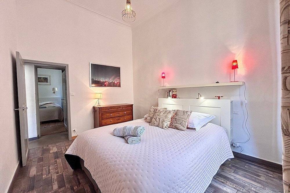 Appartement entier, Maison Carré, 2 chambres, climatisation in Nîmes, Région de Nîmes