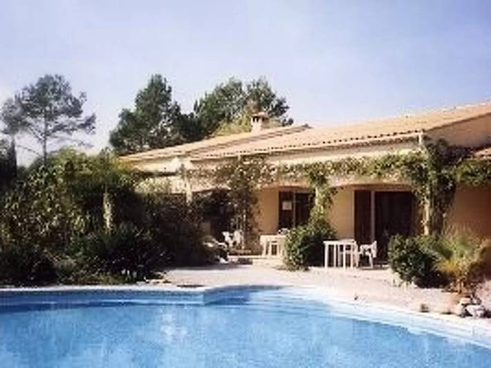 Location de vacances pour 5 personnes, avec jardin et piscine à Les Arcs (Var)