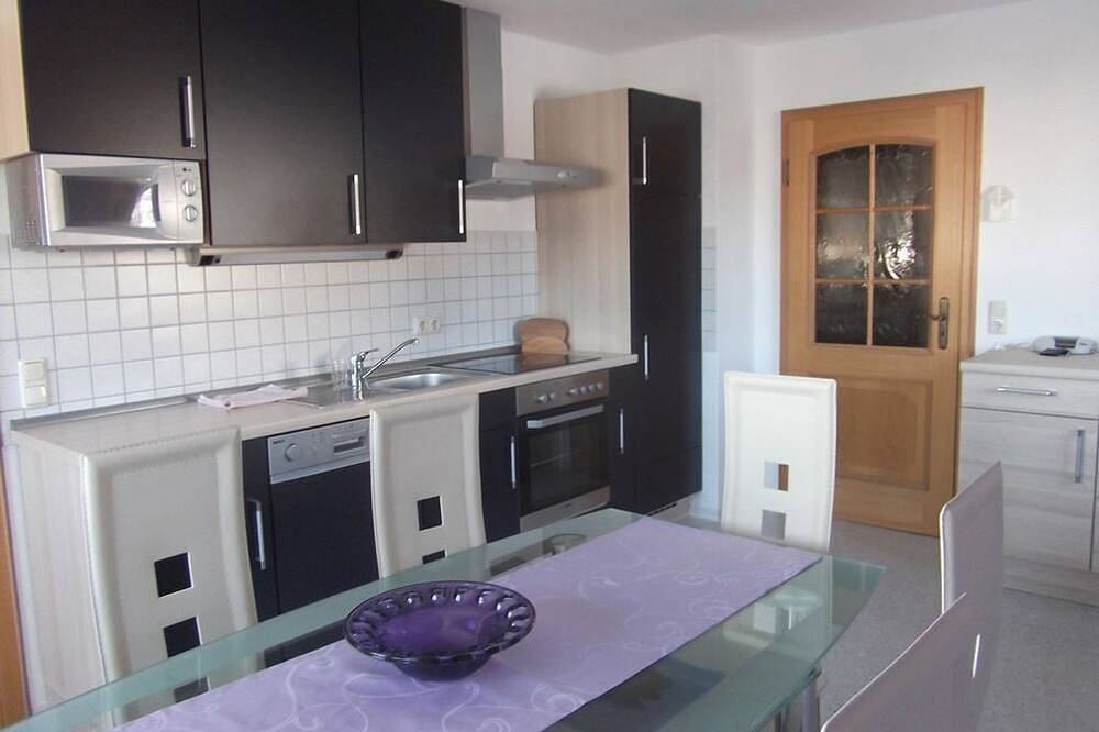 Ganze Wohnung, Moderne Ferienwohnung für 6 Pers. mit Balkon in ruhiger Lage in Geroldsgrün, Landkreis Hof