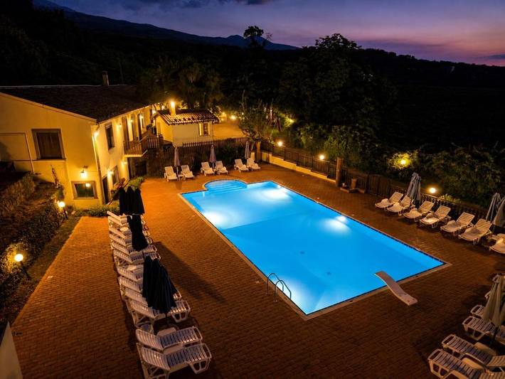 Gîte pour 5 personnes, avec vue ainsi que piscine et jardin, animaux acceptés à Randazzo - 3