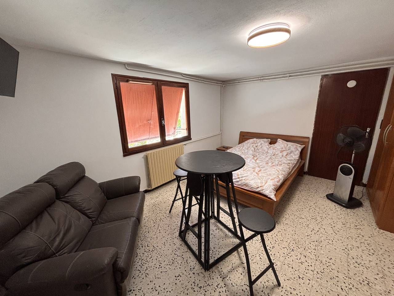 Ganzes Studio, Studio „Les Iris“ mit gemeinsamer Terrasse, Garten und Wlan in Pont-Saint-Esprit, Nimes und Umgebung