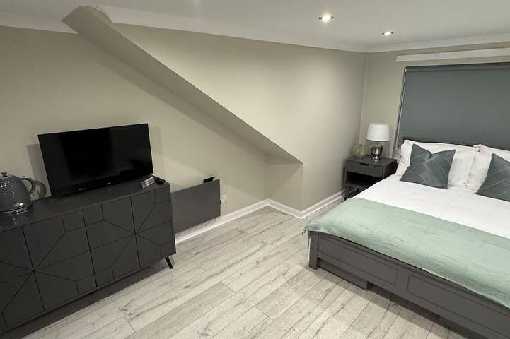 Newly Renovated Room With Private Bathroom - Sleeps 3 - 2 Beds in West Lothian