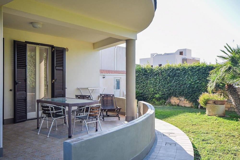 Entire apartment, Discover the southeastern tip of Sicily and relax in this bright and elegant vacation apartment. in Marzamemi, Noto region