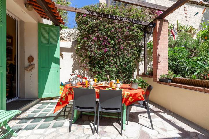 Camera “Les Citronniers - Biblioteca” con terrazza condivisa, Wi-Fi e aria condizionata in Marsiglia, Marseille e dintorni