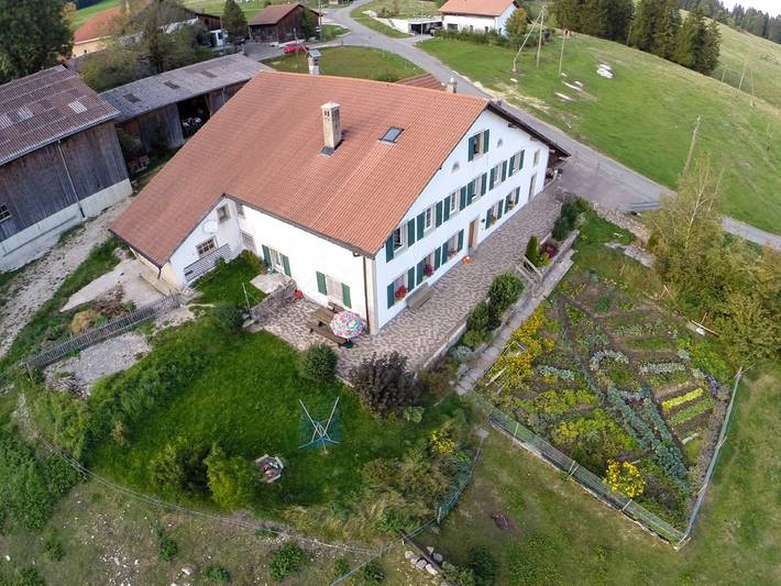 Gîte pour 2 personnes, avec jardin et terrasse, adapté aux familles à Saint-Imier