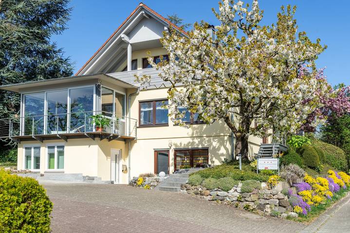 Apartamento entero, Haus Annette - Apartamento 'Nº 2' con balcón y Wi-Fi in Immenstaad, Immenstaad am Bodensee