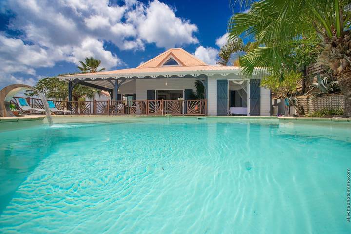 Villa pour 8 personnes, avec terrasse ainsi que piscine et jardin