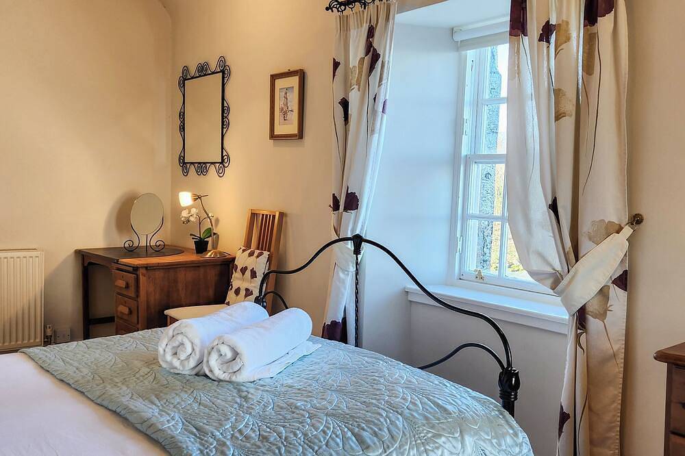 2 bedroom accommodation in Cramond, Edinburgh in Edinburgh, Edinburgh and Lothian