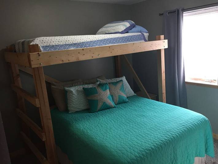 Vacation rental for 5 people, with yard and hot tub as well as terrace and pool in Iowa