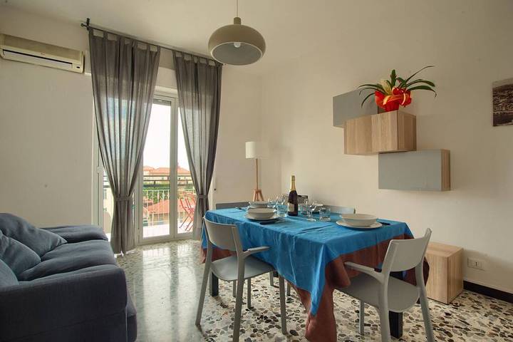 Apartamento entero, Apartamento de vacaciones para 5 personas con balcón/terraza in Imperia, Riviera di Ponente