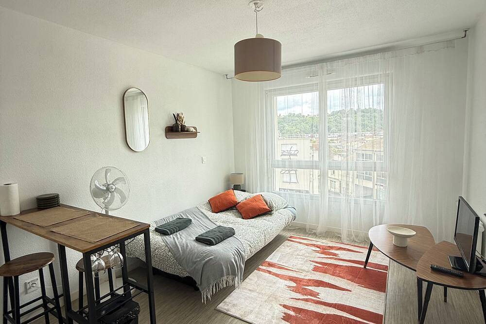 Appartement entier, Joli studio rénové à 10 min du centre de Bordeaux in Cenon, Région de Bordeaux