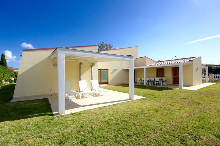 Villa per 9 persone, con giardino e balcone a San Teodoro