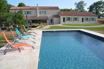 Gîte pour 5 personnes, avec jardin ainsi que terrasse et piscine, animaux acceptés à Gabillou