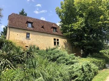 Gîte pour 8 personnes, avec terrasse ainsi que jardin et piscine à Saint-Cirq