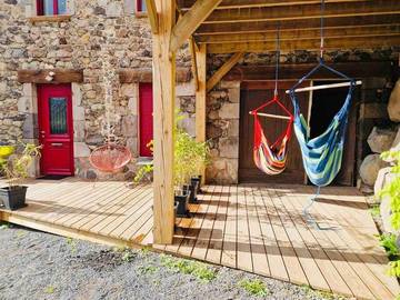 Gîte pour 3 personnes, avec vue et terrasse à Chambon-sur-Lac