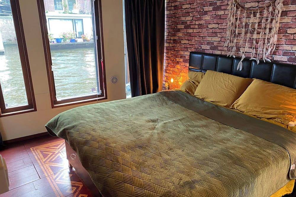 Beautiful Houseboat on Canals of Amsterdam City Center in Côte hollandaise