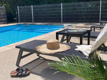 Gîte pour 4 personnes, avec terrasse ainsi que jardin et piscine, animaux acceptés à Châteauneuf-du-Rhône