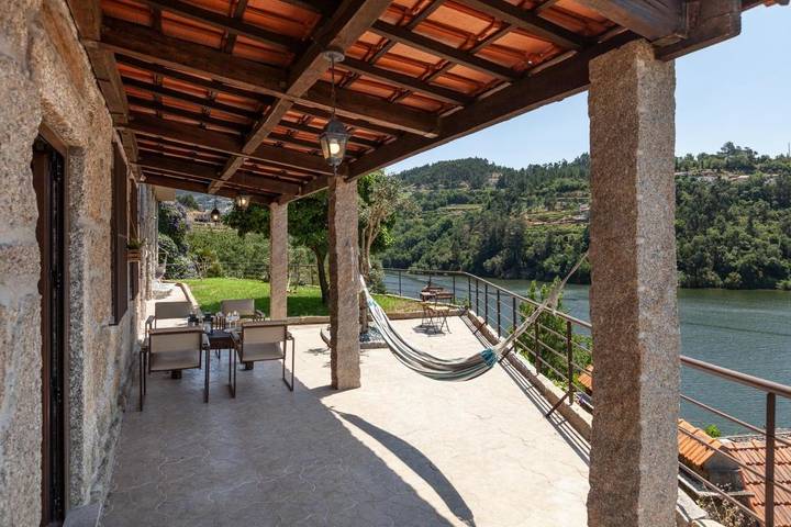 Location de vacances pour 8 personnes, avec Balcon et Terrasse ainsi que Jardin et Piscine dans Alpendurada