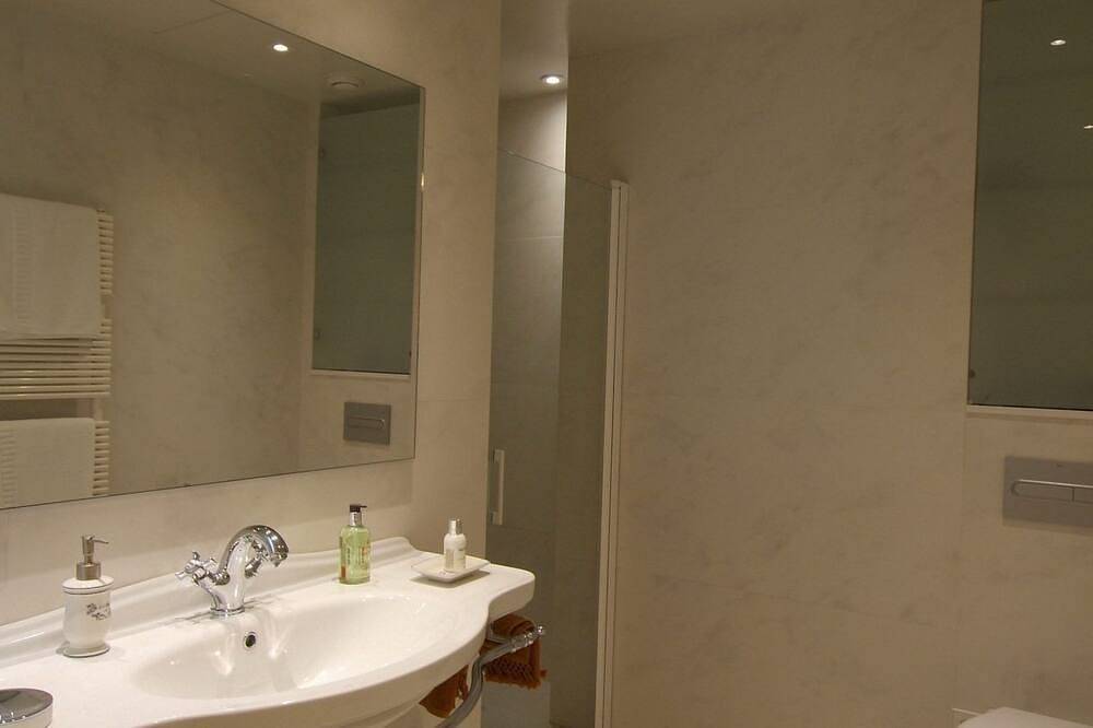 Appartamento di lusso con una camera da letto splendidamente arredato con un piccolo giardino e piscina in Girona, Gironès
