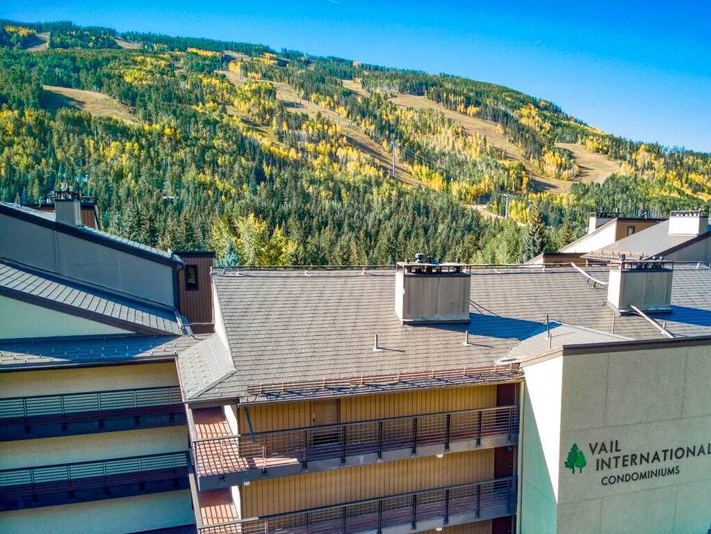 Ganze Wohnung, Luxury, Remodeled Retreat w/ Ski Slope Views Throughout! Walk to Gondola & Shops in Vail Ski Resort, Vail