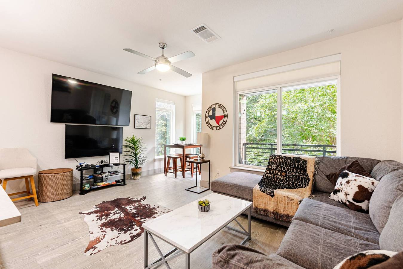 Apartamento vacacional entero, Condominio con vista a la piscina y al paseo del río • Mascotas y estacionamiento gratuito in San Antonio, Condado de Bexar