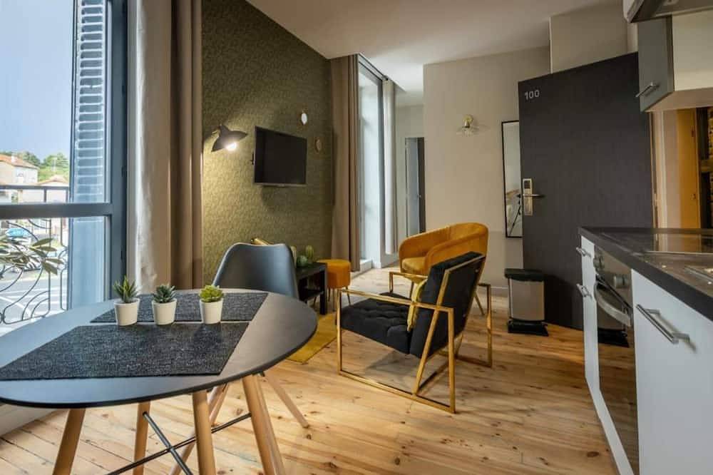 Entire apartment, 2-person air-conditioned 1-bedroom apartment near Aïga Resort Puy de la Vache 100 in Châtel-Guyon, Riom region
