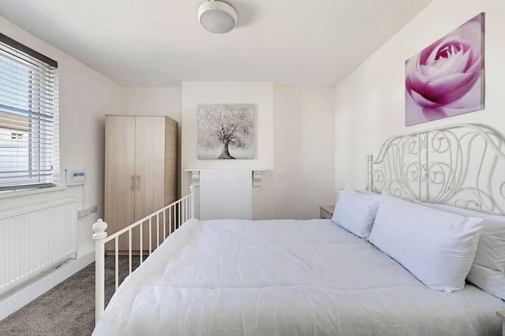 5 Bed family house with free parking in Aylesbury, Buckinghamshire