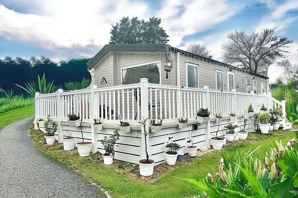 Cornwall Sea/Countryside Caravan with Hot Tub Family and Pet Friendly in Newquay, Cornwall
