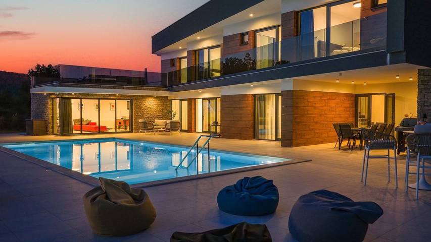 Villa pour 8 personnes, avec terrasse et jacuzzi ainsi que piscine et jardin, animaux acceptés à Sinj