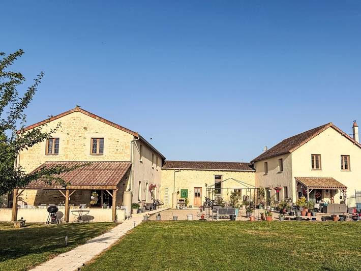 Location de vacances pour 17 personnes, avec Terrasse ainsi que Jardin et Piscine à Brion-près-Thouet