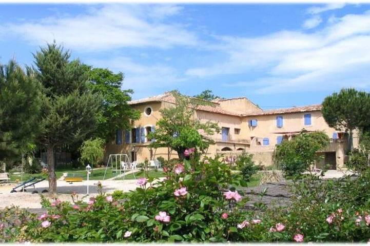 Gîte pour 4 personnes, avec Terrasse ainsi que Jardin et Piscine