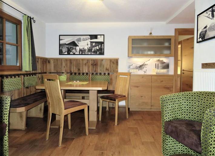 Hütte für 13 Personen, mit Balkon und Garten sowie Sauna und Ausblick in Sankt Anton am Arlberg