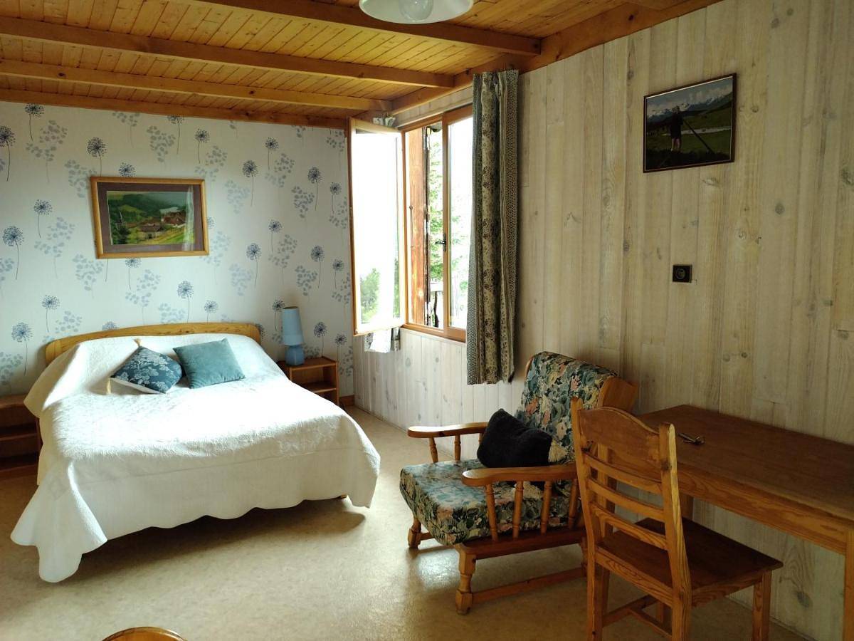 Deluxe Double Room (2 Adults + 1 Child) in Embrun, Parc national des Écrins
