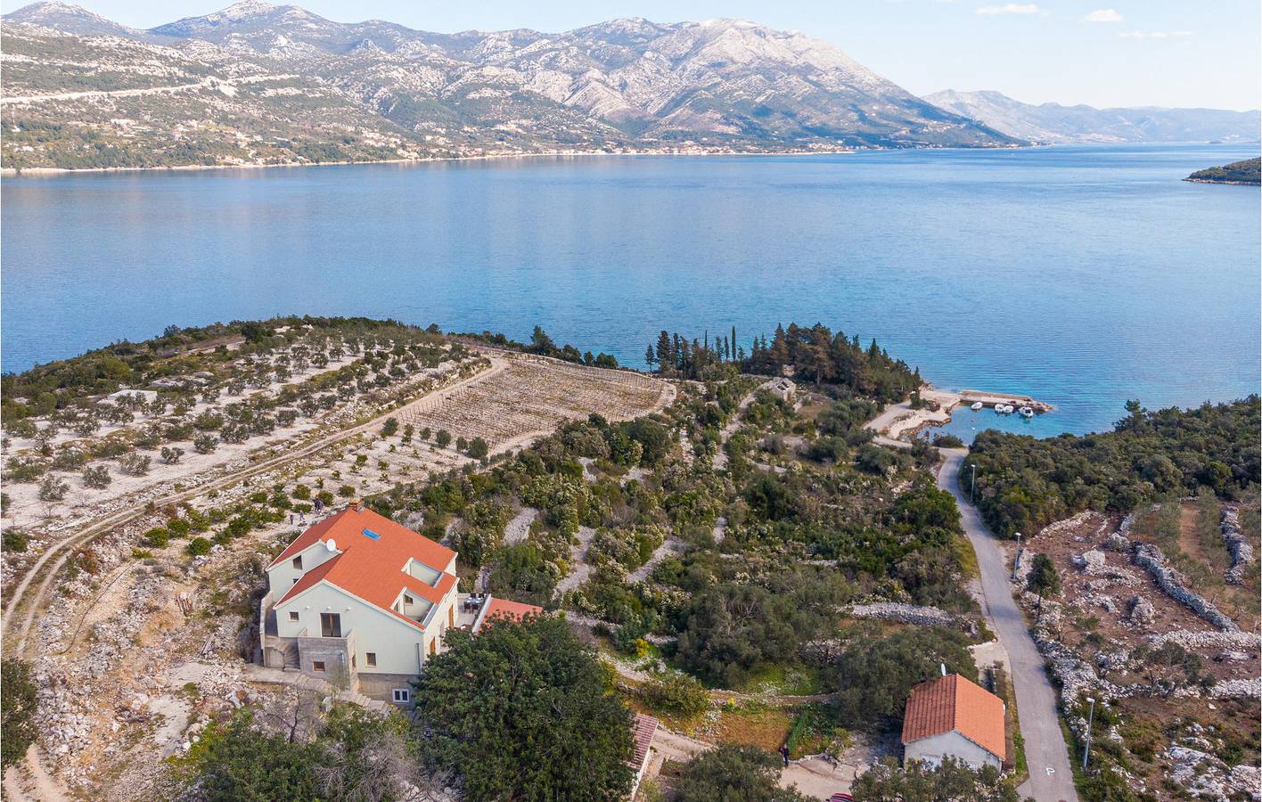 Geheel vakantieappartement, Gezellig appartement met terras, keuken en wifi – 2,5 km van het strand van Tri žala in Kneza, Korcula