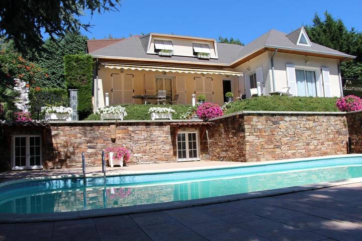Villa pour 12 personnes, avec piscine ainsi que terrasse et vue, animaux acceptés
