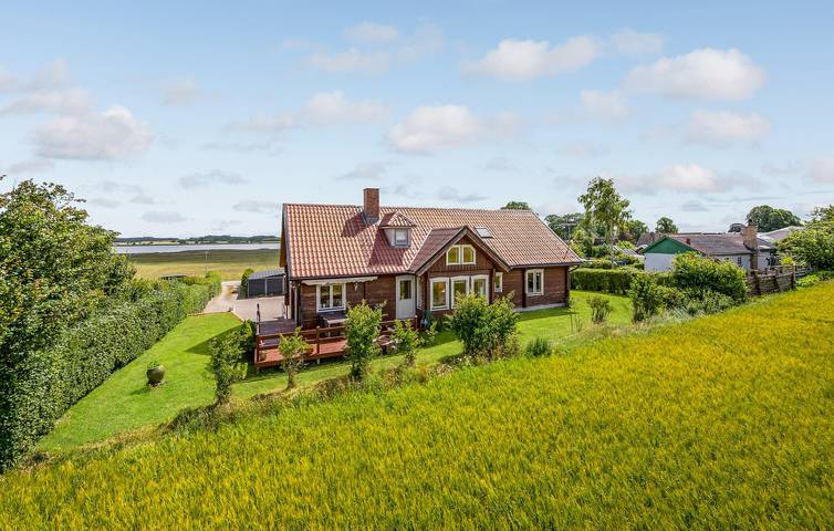 Feriehus for 10 personer, med hage og jacuzzi i tillegg til terrasse i Randers