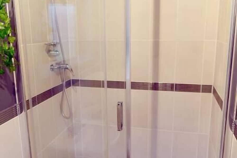Entire apartment, 2 Bedroom -Sleeps 4- Big Discount Long Stays! in Kent