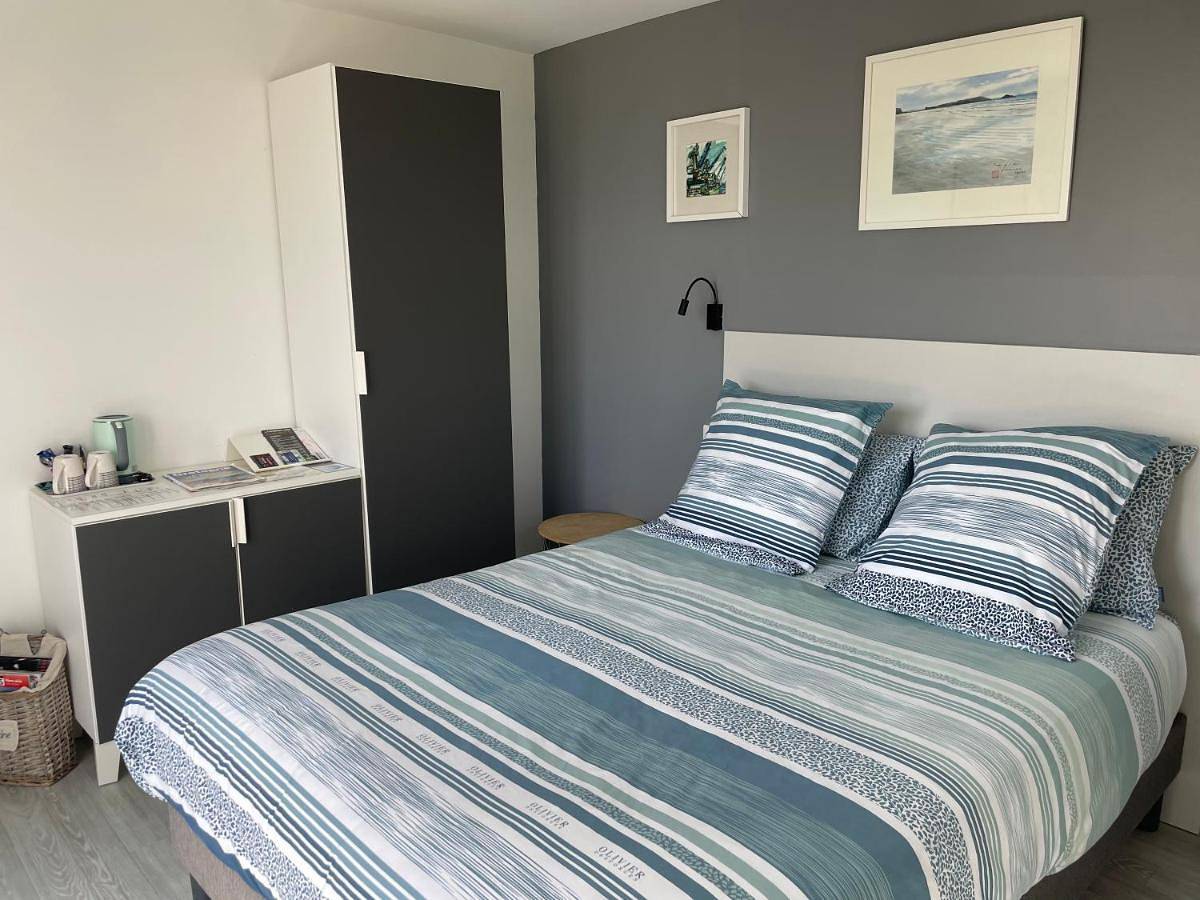 Double Room with Private Bathroom in Hôpital-Camfrout, Région de Brest