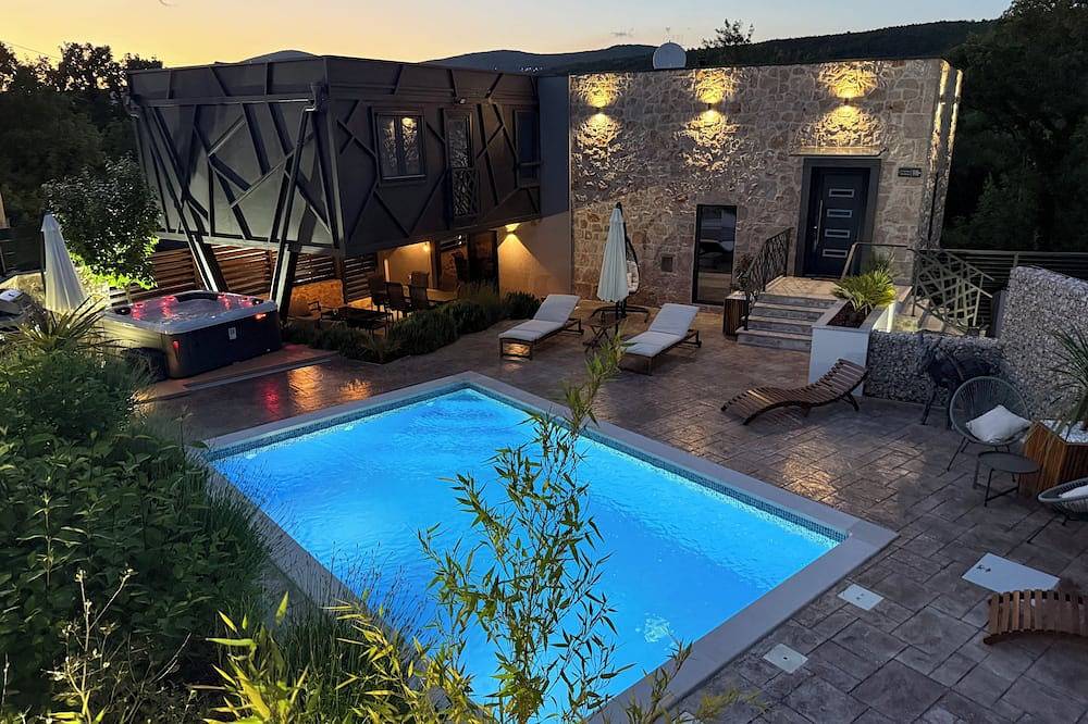 Villa sa bazenom i jacuzzijem u Dalmatinskoj zagori na 20 min od Splita in Dalmatinisches Zagora