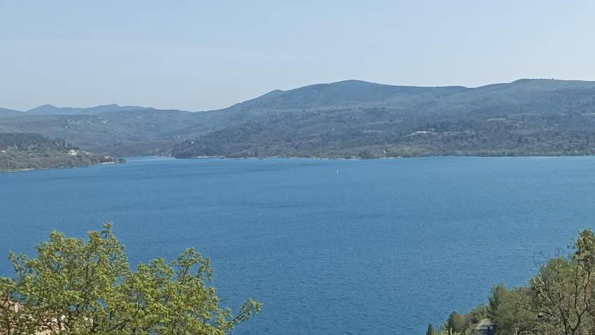Gîte pour 4 personnes, avec balcon ainsi que vue sur le lac et vue dans Lac de Sainte-Croix - 3