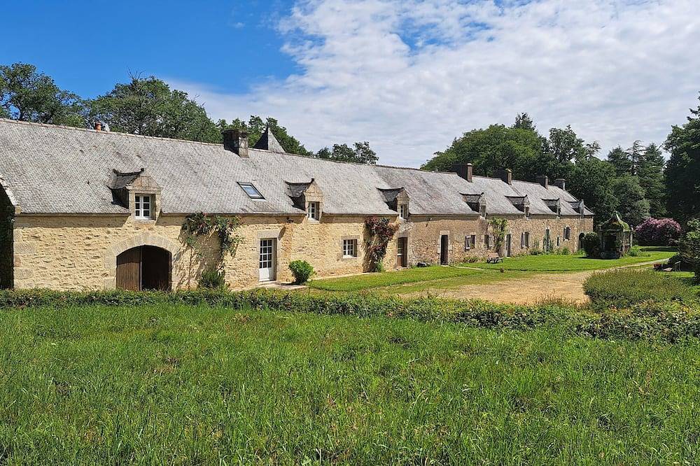 Ganze Wohnung, Detached house in a magnificent farmhouse - Countryside close to the sea in Noyal-Muzillac, Côte des Mégalithes