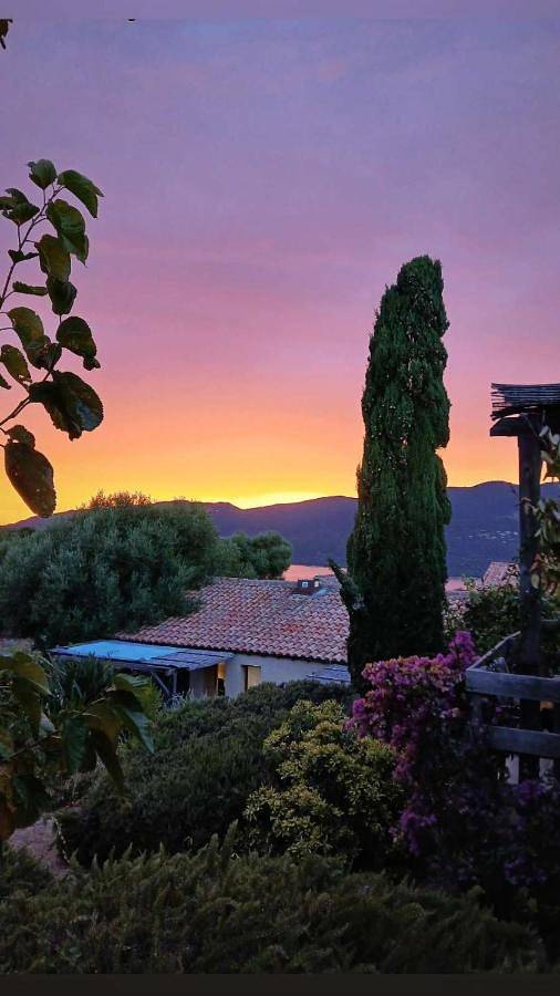 Location de vacances pour 4 personnes, avec vue et jardin ainsi que bassin pour enfant et piscine à Serra-di-Ferro