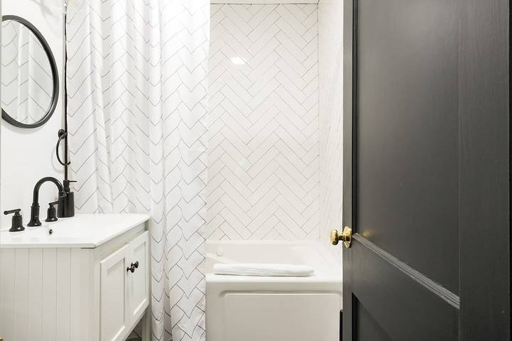 Vacation rental for 16 people, with balcony and hot tub as well as yard, with pets in Kingston (NY)