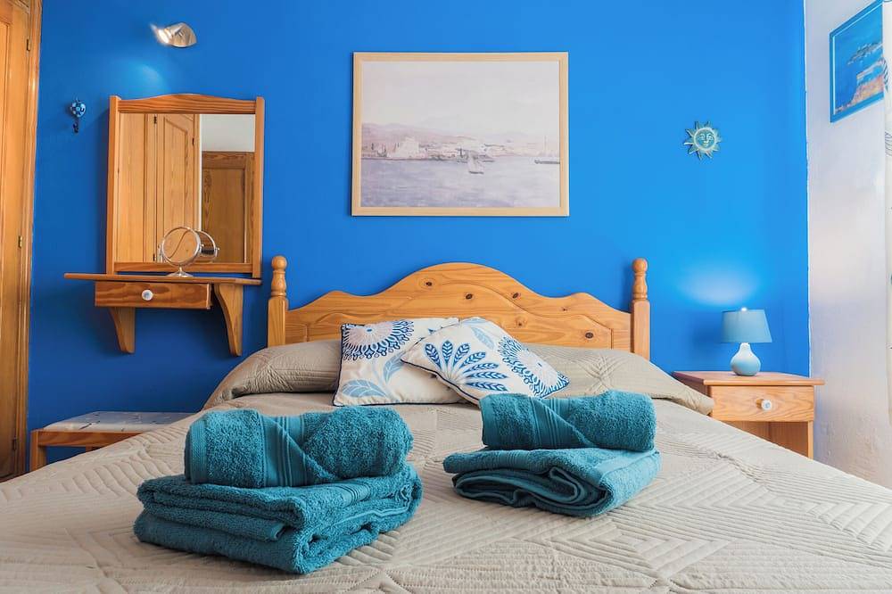 Entire apartment, \"Casa Miramar\" apartment with sea views, shared pools, private terrace and Wi-Fi in Costa de Antigua, Antigua