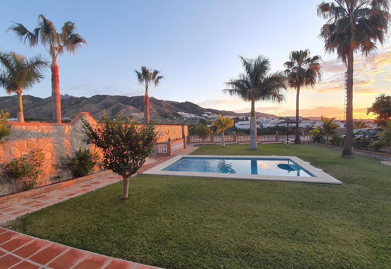 Villa "Elcano" with Mountain View, Pool, Wi-Fi, Garden & Terrace in Frigiliana, Costa del Sol