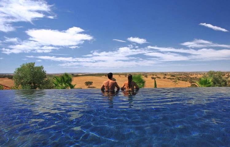 Gîte pour 33 personnes, avec Balcon et Jacuzzi ainsi que Terrasse et Jardin à Moura - 2